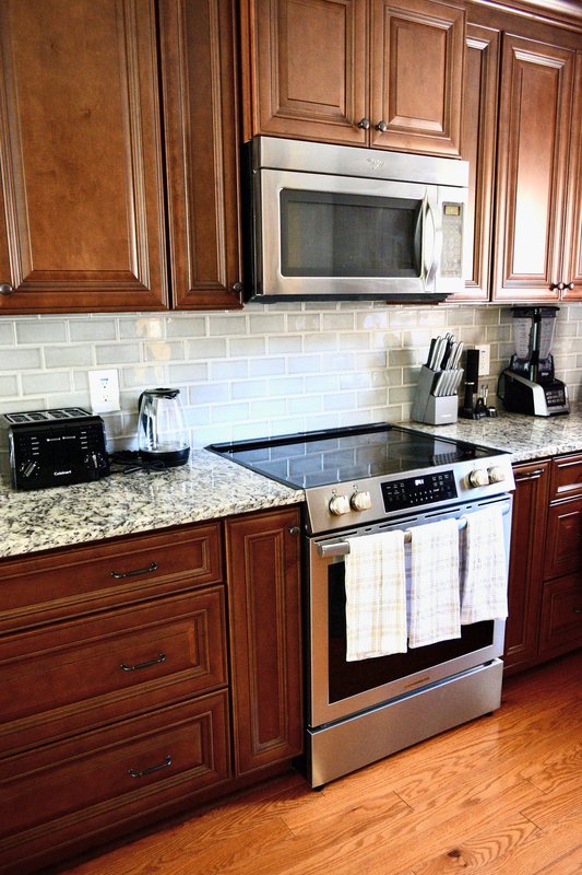 The kitchen range and tiled splashback with the worktop either side.